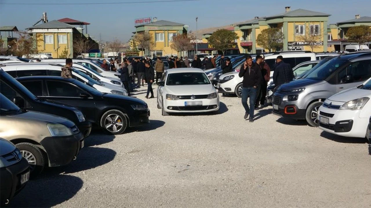 Van’da açık oto pazarındaki fiyatlar Türkiye’nin üzerinde seyrediyor!