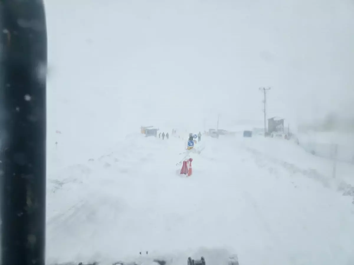 Çatak Kara Yolu Kar ve Tipi Nedeniyle Kapandı