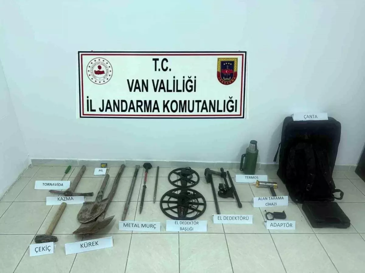 Tarihi Kalede Kazı Yapan İki Kişi Yakalandı