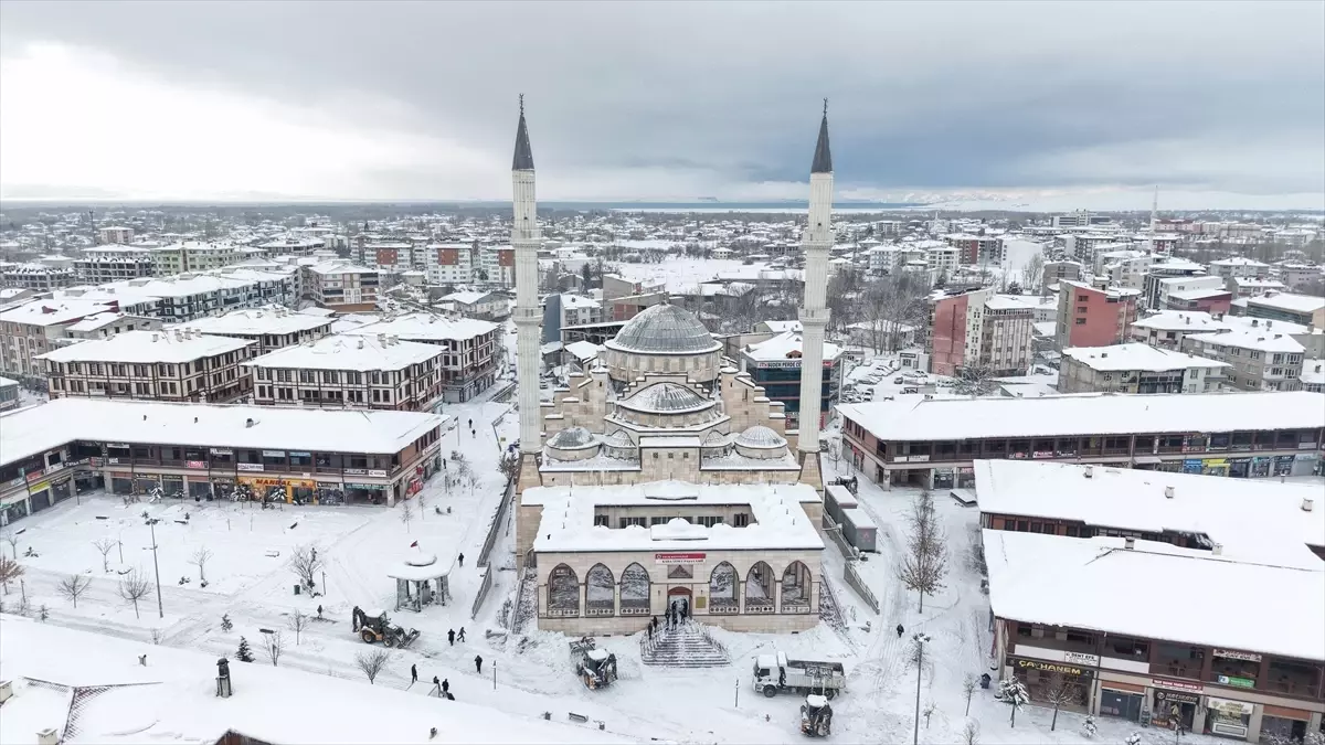Van’da Yoğun Kar Ulaşımı Olumsuz Etkiledi