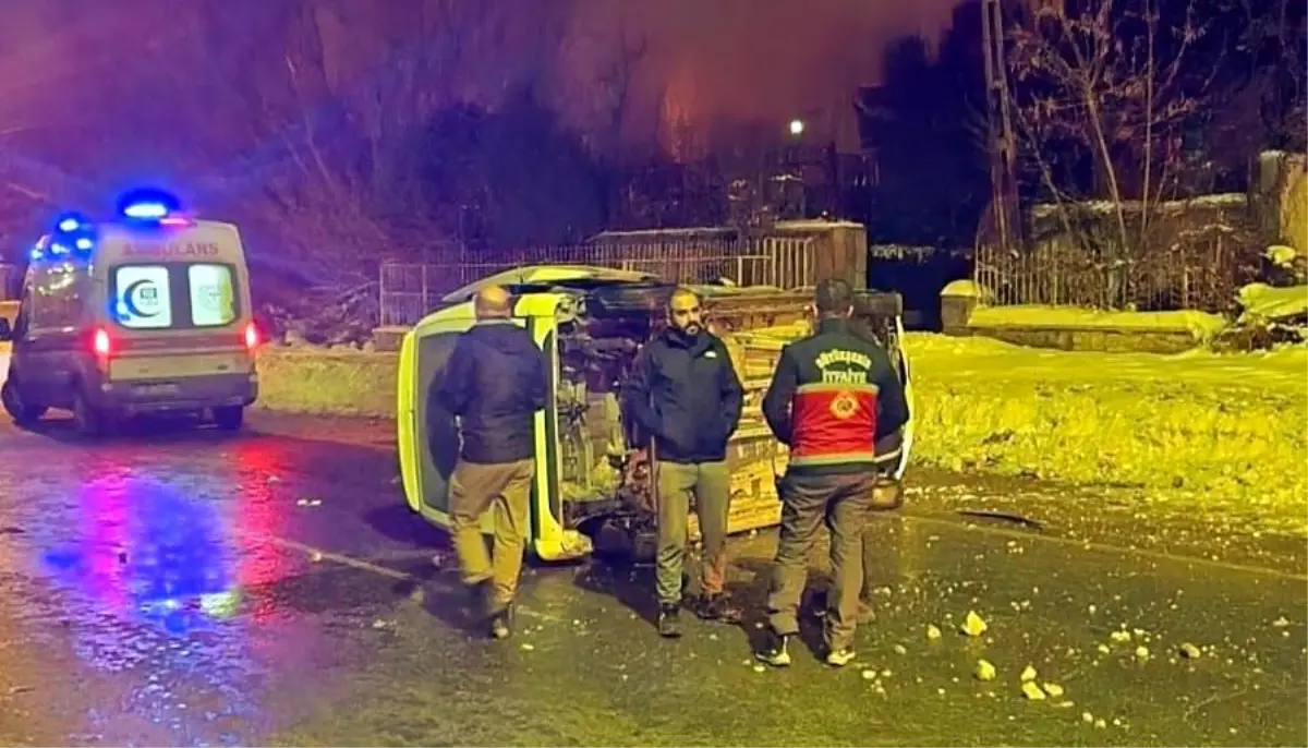 Edremit’te Kamyonet Devrildi: Sürücü Yaralandı
