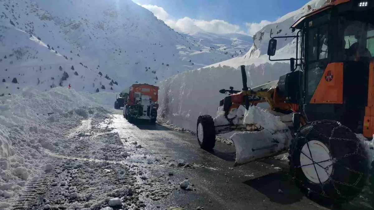 Van’da Kar Greyderi Şarampole Yuvarlandı