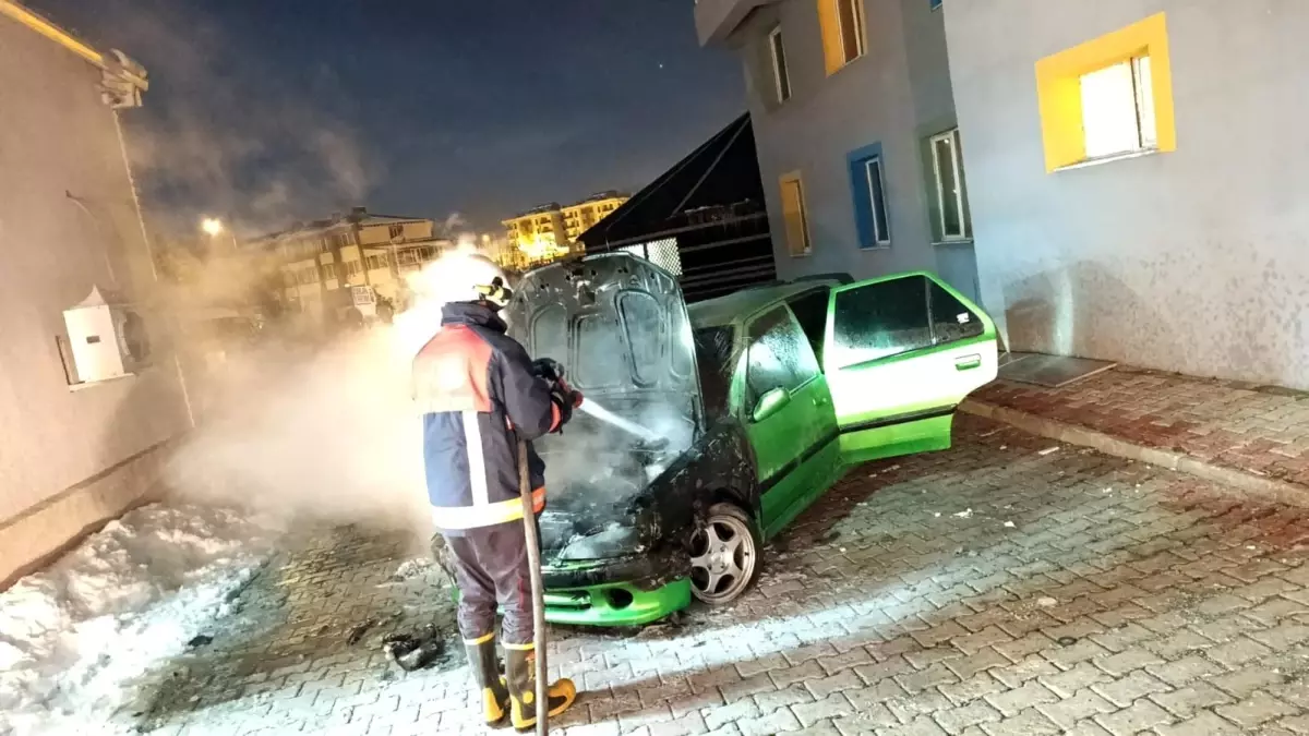 Gürpınar’da Park Halindeki Otomobil Yandı