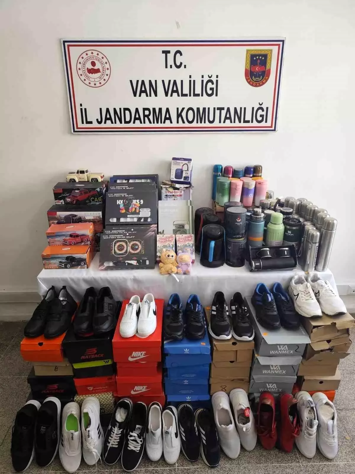 Tuşba’da 209 Kaçak Eşya Ele Geçirildi