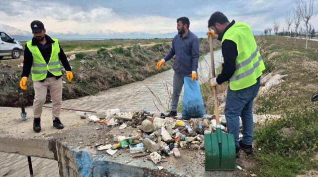 Van Gölü’nün sessiz kahramanları için yol temizliği