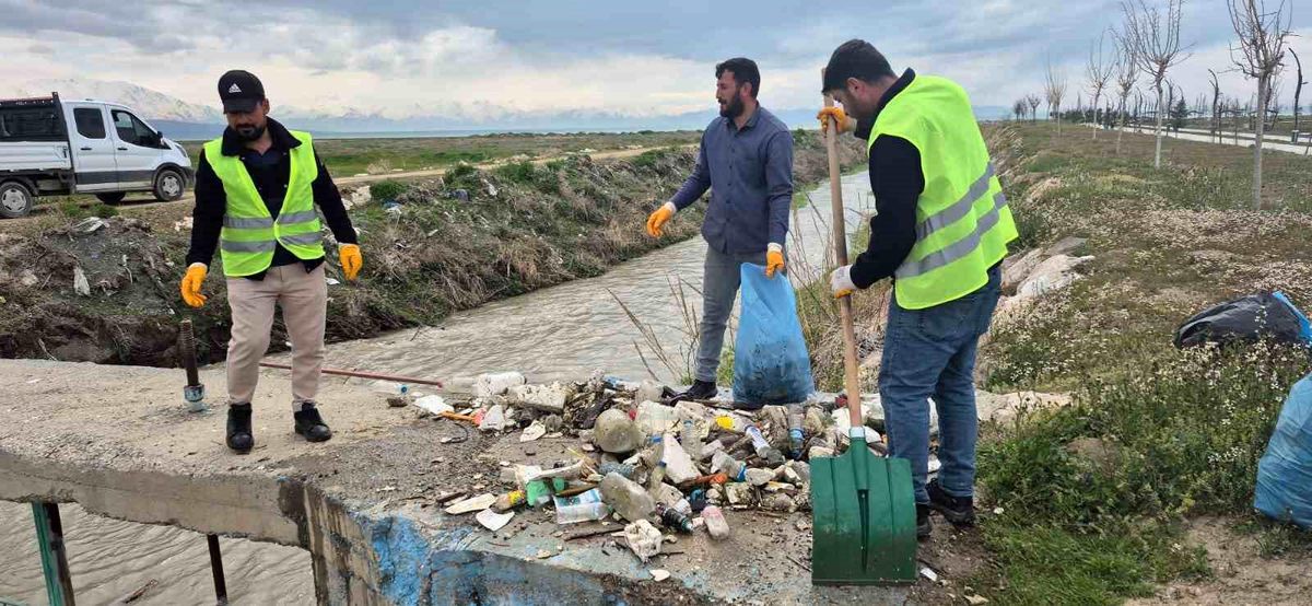 Van Gölü’nün sessiz kahramanları için yol temizliği