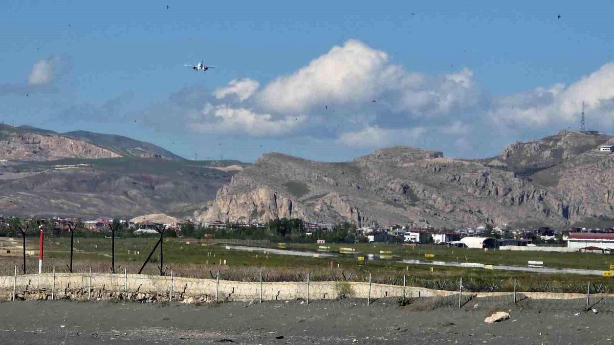 Van’daki Olumsuz Hava Koşulları Hava Ulaşımını Sekteye Uğrattı
